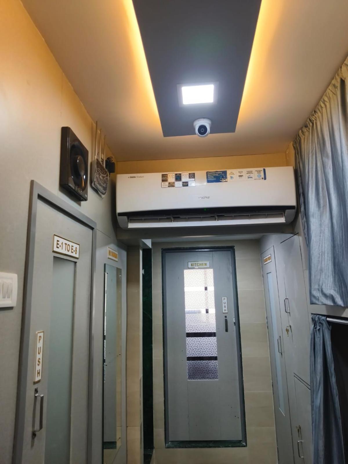 Rest Inn Hostel Dormitory Мумбаи Экстерьер фото