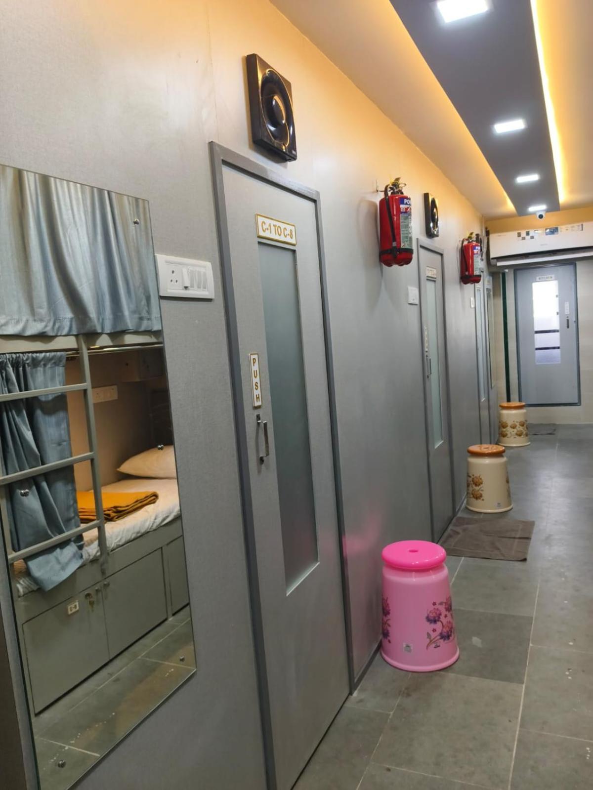 Rest Inn Hostel Dormitory Мумбаи Экстерьер фото